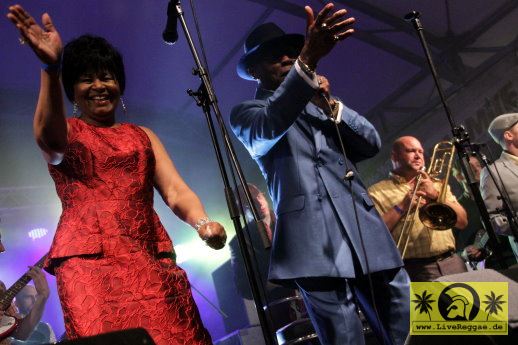Yvonne Harrison (Jam) and Roy with The Easy Snappers  18. This Is Ska Festival - Wasserburg, Rosslau 27.Juni 2014 (13).JPG